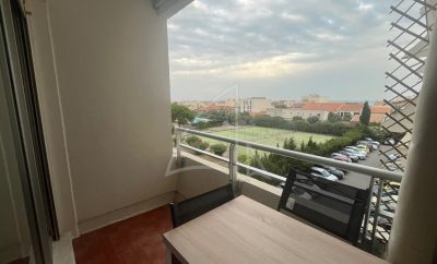 CARNON: studio 33m² vue dégagée, au calme avec parking commun.