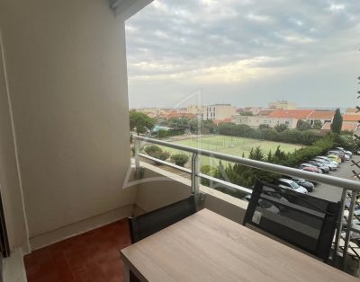 CARNON: studio 33m² vue dégagée, au calme avec parking commun.