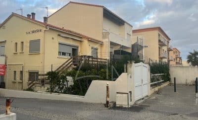 Appartement T3 a rénover de 43.77 m² avec terrasse de 12,18 m² en deuxième ligne, vue mer.