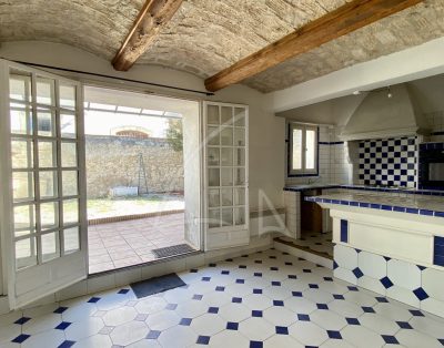 LUNEL-VIEL:charmante maison de ville avec hangar de stockage