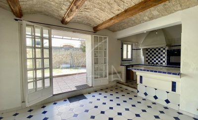 LUNEL-VIEL:charmante maison de ville avec hangar de stockage