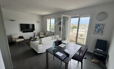 BEAUX ARTS –  Spacieux deux pièces traversant avec vue panoramique et grand garage