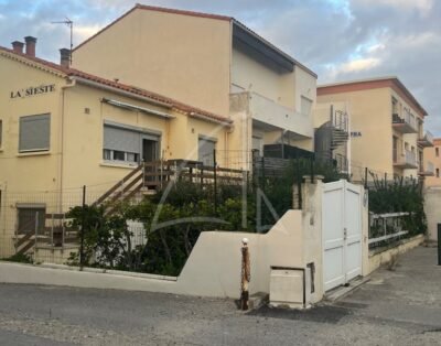 Appartement T3 a rénover de 43.77 m² avec terrasse de 12,18 m² en deuxième ligne, vue mer.